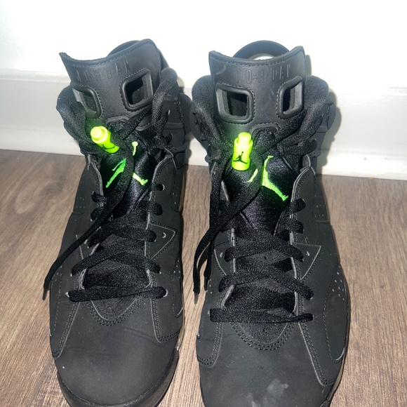 Athletic_Shoes